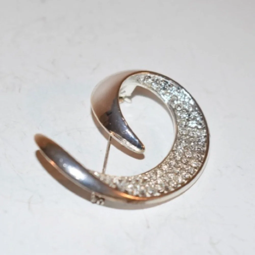 Vintage silvertone rhinestone Brooch‎ swirl crescent shrimp style